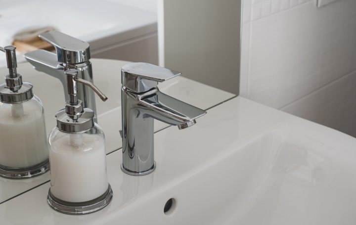 https://www.ferramenta-tagliamento.com/wp-content/uploads/2020/05/close-up-photo-of-white-ceramic-sink-with-stainless-steel-3761559-scaled-720x455.jpg